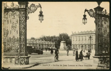Postkarte, die den Square Stanislas und die vergoldeten Schmiedeeisengitter von Jean Lamour in Nancy, Frankreich, um 1920 darstellt
